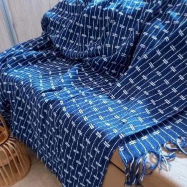Imagem de Manta Para Sofá Grande De 2 E 3 Lugares 2,50x1,80 Gigante Capa Protetor De Sofa E Cama Cores Variadas Azul C-branco