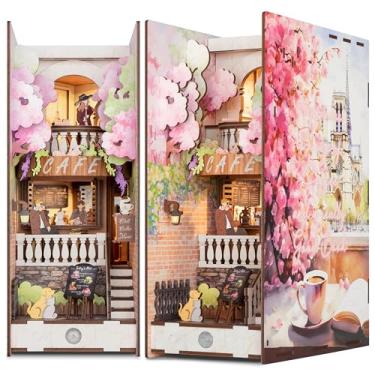 Imagem de Dolphin Island Kit DIY para livro de cerejeira Blossom Cafe, Sakura Booknook Prateleira Inserir Estante Objetos Decorativos Cenas Miniatura Café Bar Decoração Acessórios 3D Puzzle Hobby Kits para Adultos