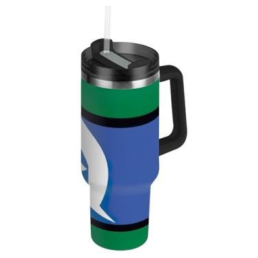 Imagem de Copos com bandeira dos ilhéus do Estreito de Torres com tampas e canudos, garrafas de água de aço inoxidável, isoladas, copo de 1,134 g com alça de cores, xícaras de café quente para carro