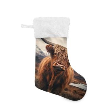 Imagem de ATTX Meias de Natal de vaca Highland, suportes de presente brancos de pelúcia para decorações de festas de fim de ano (17,7 polegadas, 1 pacote) #368