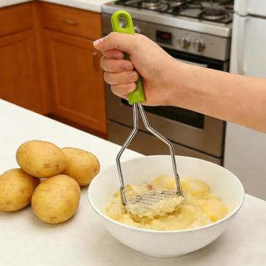 Imagem de Espremedor manual de prensa de batata de aço inoxidável para batatas doces inhame e abóbora cabo antiderrapante com orifício de suspensão ferramenta de cozinha (verde, 26 x 9 cm)