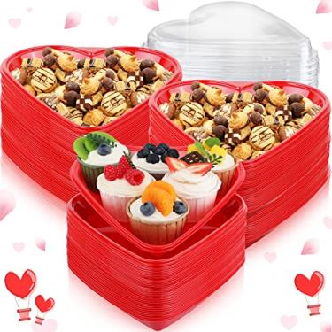 Imagem de Bandeja de servir em forma de coração dos namorados, pratos descartáveis de plástico com coração vermelho, pratos descartáveis para o dia dos namorados, bandeja de sobremesa, lanche com tampas transparentes para decoração de mesa de aniversário dos namorados (conjunto com 25)