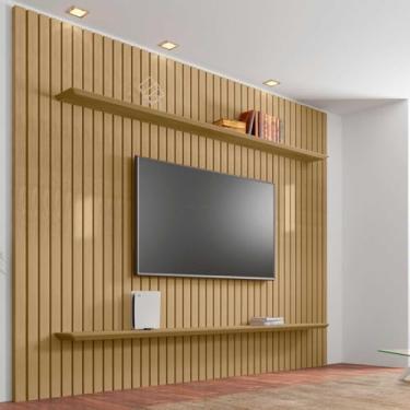 Imagem de Painel Suspenso Ripado para TV até 75 Pol Cinamomo 218x220 cm com 2 Prateleiras Design Moderno Acabamento Fosco Ripas Autênticas Qualidade e Estilo