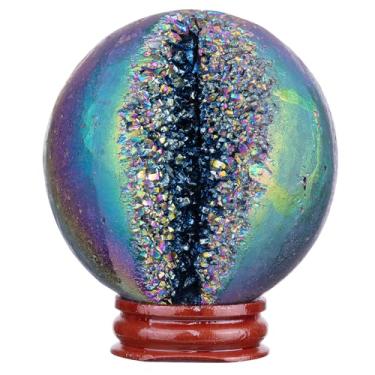 Imagem de Sportmusies Bola geodo de cristal de rocha revestida de titânio com suporte de madeira, esfera de aglomerado de pedras de quartzo drusa Reiki decoração de escritório em casa, multi