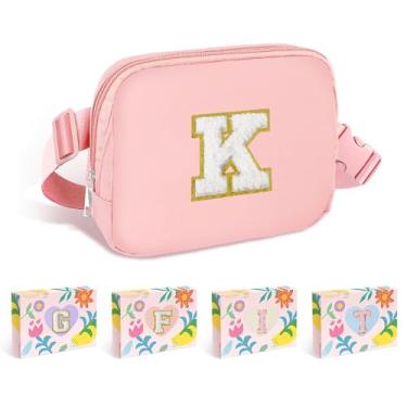 Imagem de COSHAYSOO Bolsa de cinto rosa pequena pochete de cintura com patch de letra inicial alça ajustável para mulheres adolescentes correndo viajando academia caminhadas, mini bolsa transversal de viagem transversal transversal bolsa moderna, Rosa - K, Small, Moda Preppy