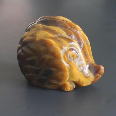 Imagem de HLbshi Estatueta de ouriço de olho de tigre dourado azul esculpida feita à mão com cristal de pedra preciosa esculpida estátua de escultura de animal escritório decoração de casa (olho de tigre