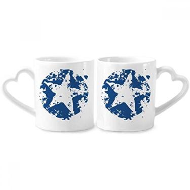 Imagem de Conjunto de canecas de porcelana de casal com ilustração de estrela e desenho de coração