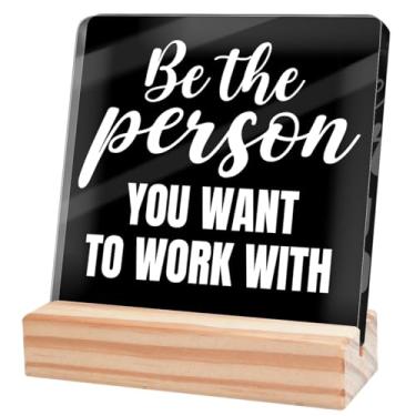 Imagem de Decoração de mesa de escritório inspiradora, presentes de escritório positivos para colegas de trabalho, mulheres, homens, placa motivacional para escritório, placa acrílica preta Be The Person You