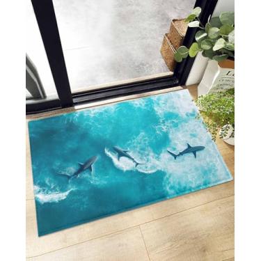 Imagem de Capacho para ambientes internos de verão, tubarões subaquáticos costeiros, tapete felpudo com forro antiderrapante, tema aquarela oceano azul, lavável na máquina, tapete de pelúcia para cozinha