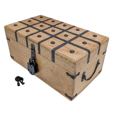 Imagem de Baú de tesouro pirata feito à mão com fechadura e chave - Inclui acessórios náuticos: bússola, espião, apito do capitão, roda de navio, ampulheta e mais (GG 35 x 20 x 18)