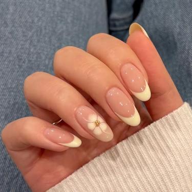 Imagem de 24 peças de unhas de amêndoas médias RIICFDD manteiga amarela pontas francesas nude unhas falsas arte de flores unhas postiças douradas design reutilizável acrílico prensa em unhas adesivas para