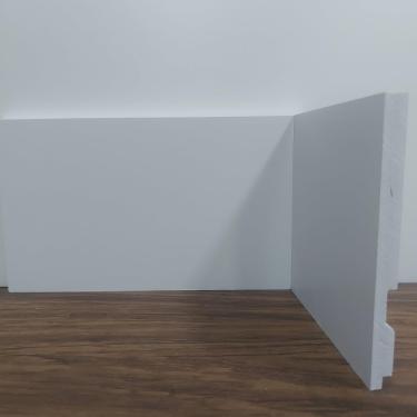 Imagem de Rodapé de Poliestireno Liso Branco, 12cm de Altura (12x1x240cm) - Acabamento Moderno e Durável, Ideal para Ambientes Residenciais e Comerciais, Proporcionando Estilo e Sofisticação ao Espaço.
