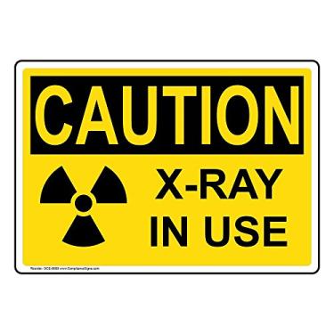 Imagem de ComplianceSigns. Com CUIDADO X-Ray In Use Sinal de segurança OSHA, 25,4 x 17,8 cm Plástico para instalações médicas Hazmat