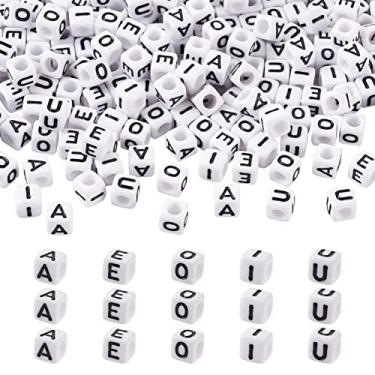 Imagem de FASHEWELRY 500 peças de contas de acrílico de cubo de vogal 6 x 6 mm branco A/E/I/O/U contas do alfabeto para pulseira faça você mesmo, colar, fabricação de joias