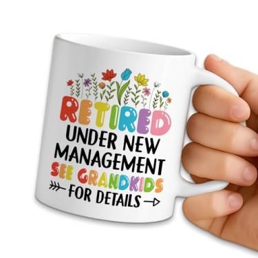 Imagem de NAHMAKNE Caneca de café engraçada para avós, aposentados sob nova gerência, veja netos para detalhes, xícara de chá de café de cerâmica de 325 ml, presentes de aposentadoria para chefe colega de