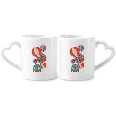 Imagem de Ilustração colorida estrutura de osso casal conjunto de canecas de porcelana copo de cerâmica coração alça