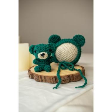 Imagem de Amigurumi urso e touca verde bandeira fotografia newborn recém nascido