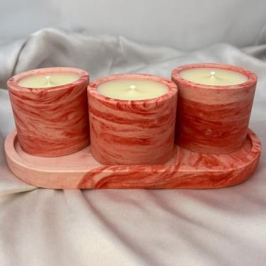 Imagem de Kit com 3 Velas Aromáticas de Gesso + 1 Bandeja Decorativa Marmorizada – Conjunto Artesanal para Decoração de Ambientes (Marmorizado Vermelho,Lavanda)