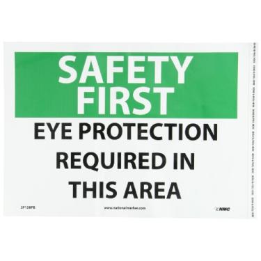 Imagem de NMC Placa SF158PB OSHA, legenda "SEGURANÇA PRIMEIRA - PROTEÇÃO OCULAR NECESSÁRIA NESTA ÁREA", 35,5 cm de comprimento x 25,4 cm de altura, vinil sensível à pressão, preto/verde em branco