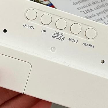 Imagem de Generic Despertador Digital de Mesa, Despertador Exclusivo Com Espelho Silencioso para Estudantes, Relógio Eletrônico Com Cabo de Carregamento (Enviado sem bateria)