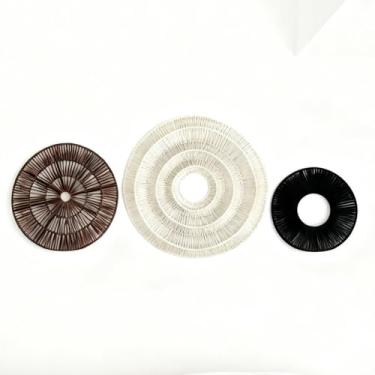 Imagem de Bergamot Decoração de parede redonda de macramê boho, placa decorativa de corda de algodão tecida à mão com gancho traseiro e ferragens de instalação — Detalhe de macramé neutro para sala de estar