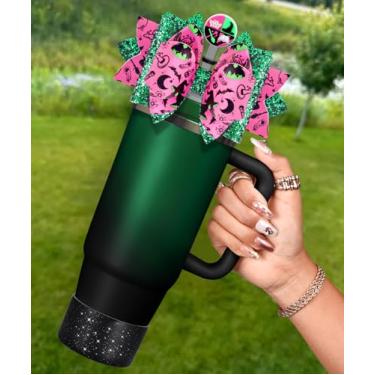 Imagem de Toykee Acessórios de copo Bow Cup para Stanley 40 850 g - Tampa de laço com estampa de vassoura de bruxa verde e tampa de palha de diamante com protetor de parte inferior da bota, conjuntos de 3 peças