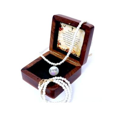 Imagem de JD'Z COLLECTION Presentes cristãos para mulheres, colar de pérolas gravadas com o Senhor de madeira e Trust In the Lord's Proverbs 3:5-6 citação batismo, católico, presente de graduação, colar J