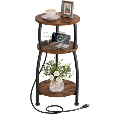Imagem de Yuede Mesa lateral redonda com tomada elétrica e portas USB, mesa de canto de 3 camadas com prateleira de armazenamento, mesa de cabeceira rústica moderna, mesa de destaque para sala de estar e quarto
