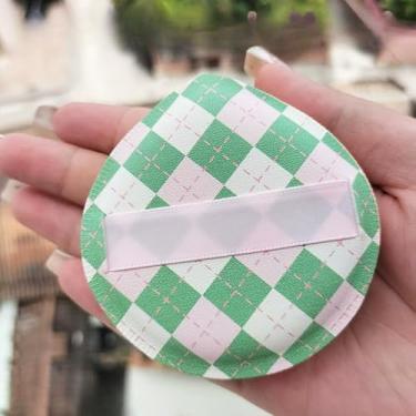 Imagem de 1 esponja de maquiagem macia para cosméticos de cor doce reutilizável lavável corretivo almofada de ar portátil para uso seco e molhado, padrão de grade verde