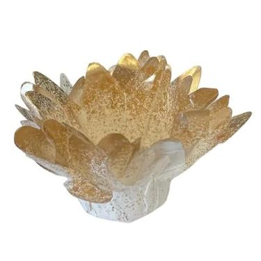 Imagem de Forminhas para Doces Tema Lirio Dourado com branco — Decoração de Festa Infantil, Lembrancinha, Mesa de Doces Personalizada — Kit com 50 unidades