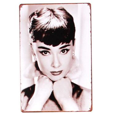 Imagem de Decoração de parede com placa de estanho de metal Audrey Hepburn Vintage 20x30 cm