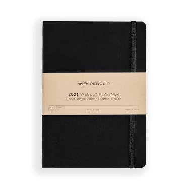 Imagem de myPAPERCLIP Agenda semanal 2026 | Capa de couro vegano italiano, 192 páginas, 80 g/m2, A5 (14,8 x 21 cm) | Plano | Calendário anual, visão geral mensal e layout semanal | Preto