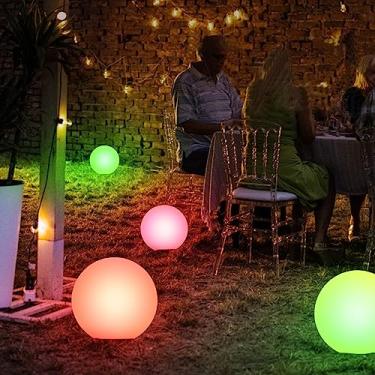 Imagem de FUYO Luzes flutuantes de piscina alimentadas por energia solar com controle remoto, luz de LED IP66 resistente à água, caminho multicolorido de 12,7 cm e lâmpada decorativa para jardim, quintal