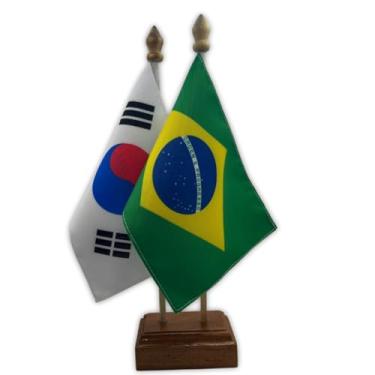 Imagem de Bandeira de Mesa Elegance Brasil e Coreia do Sul, Decorativa, Dupla Face, Multicolorido, 19x13cm, Base Madeira, Escritório e Eventos, Oxford, 30cm Altura