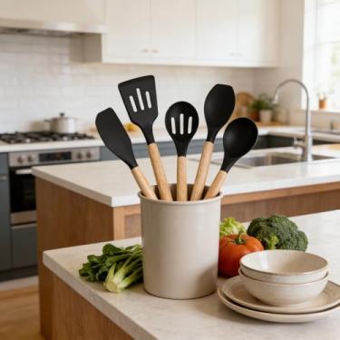 Imagem de Conjunto de 5 peças de utensílios de cozinha de silicone, utensílios de cozinha de silicone com cabo de madeira, espátula livre de BPA, concha de colher e utensílios de cozinha antiaderentes (preto)