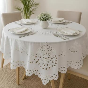 Imagem de Toalha de Mesa Redonda em Renda Richelieu, Bordado Artesanal, Branco, Algodão Percal, Formato Redondo, Feita no Ceará