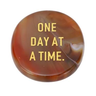 Imagem de Alomejor Pedra de Preocupação, Pedra de Ansiedade que Aumenta a Confiança Com um Dia de Cada Vez Gravado, para Mulheres Fortes, Mães que Precisam de Incentivo (Ágata Vermelha)