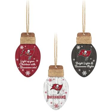 Imagem de FOCO Tampa Bay Buccaneers NFL Conjunto com 3 enfeites de luzes de Natal de madeira