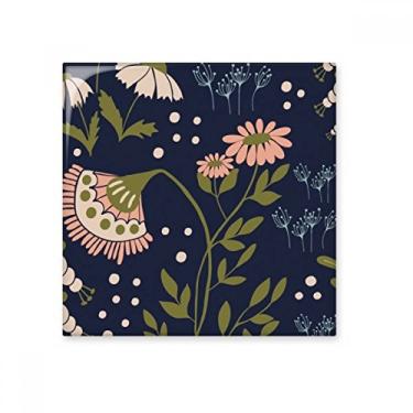 Imagem de Pedra adorna de tijolos esmaltados com tinta de plantas rosa selvagem