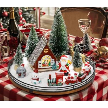 Imagem de AMH Conjunto de 12 peças de decorações de mesa de Natal com base giratória de carvalho – Peça central da vila de Natal com Papai Noel, trem, casa, árvores e estatuetas, decorações de mesa para jantar
