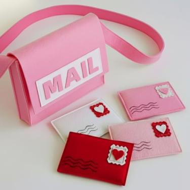 Imagem de Libima Valentine Felt Mailbox with Envelopes for Kids Valentine Mail Bag 10 x 8 Inches for Boys Girls for Party Favors, Classroom Activities Exchange Gifts, Greeting Cards, Postman Game (Pink)
