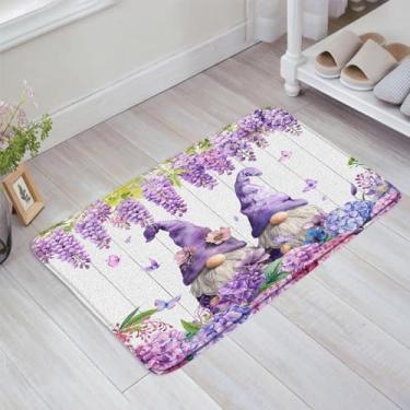 Imagem de YSSFAV Tapete de banho de gnomos lavanda roxo floral primavera rústica casa de fazenda placa de madeira espuma viscoelástica banheiro cozinha quarto sala de estar tapete macio, 61 cm x 89 cm