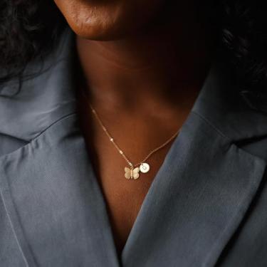 Imagem de Colares femininos de borboleta de ouro 14K com pingente de disco de moeda inicial corrente delicada joia moderna simples, One Size, Latão Metal Ouro amarelo, Sem Pedra Preciosa