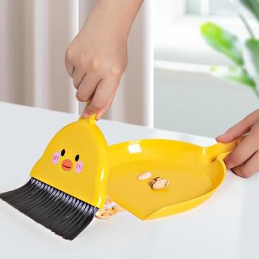 Imagem de Lindo conjunto de mini vassoura e pá de lixo, pequena panela amarela e conjunto de escova para limpeza de mesa, pá de lixo portátil compacta