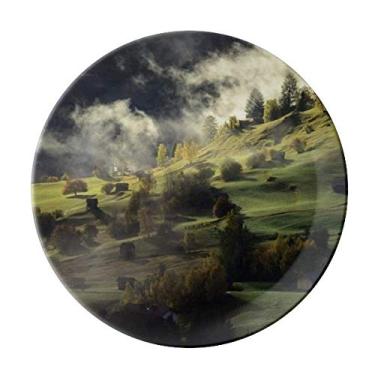 Imagem de Prato decorativo de porcelana da Village Fog Hill com paisagem florestal