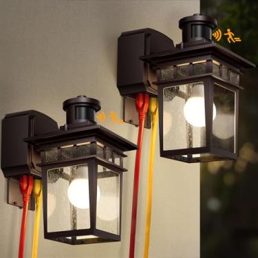 Imagem de APOTO Pacote com 2 luzes de varanda com tomada GFCI, luz externa de bronze do crepúsculo ao amanhecer, luminária externa de parede de 3 modos, arandela de luzes externas à prova d'água para porta da