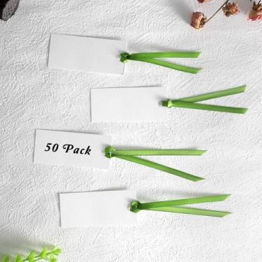 Imagem de Pacote com 50 cartões de nome para mesa de 4 x 9 cm, cartões de nome brancos com fita de cetim verde, cartões de casamento em branco, etiquetas de presente para casamento, jantares, banquetes, eventos