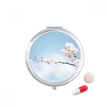 Imagem de Caixa de armazenamento de remédios com flor de ameixa azul céu nuvens