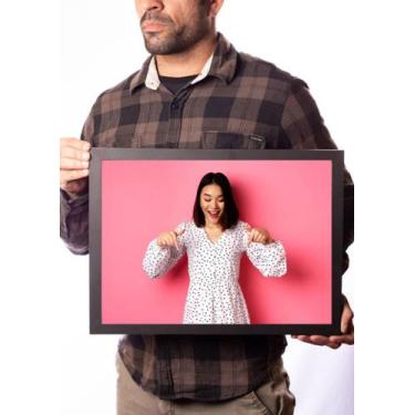 Imagem de Quadro Decoração Banheiro Mulher Espiando Apontando Mictório - Fanarte