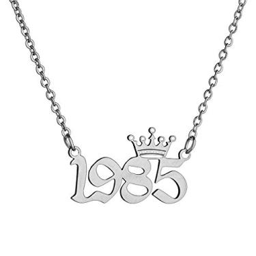 Imagem de MICOMAKA Número de ano de nascimento com colar de coroa, inglês antigo, joia de aniversário memorável para mulheres e meninas, joia de aniversário personalizada, pingente de aço inoxidável de ouro